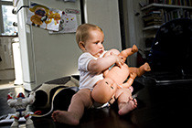 Baby-med-dukke-mghdn5ttjnuaptiu8gnl