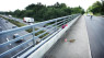 Bil ramt af genstand fra motorvejsbro: Formentlig et stykke betonflise